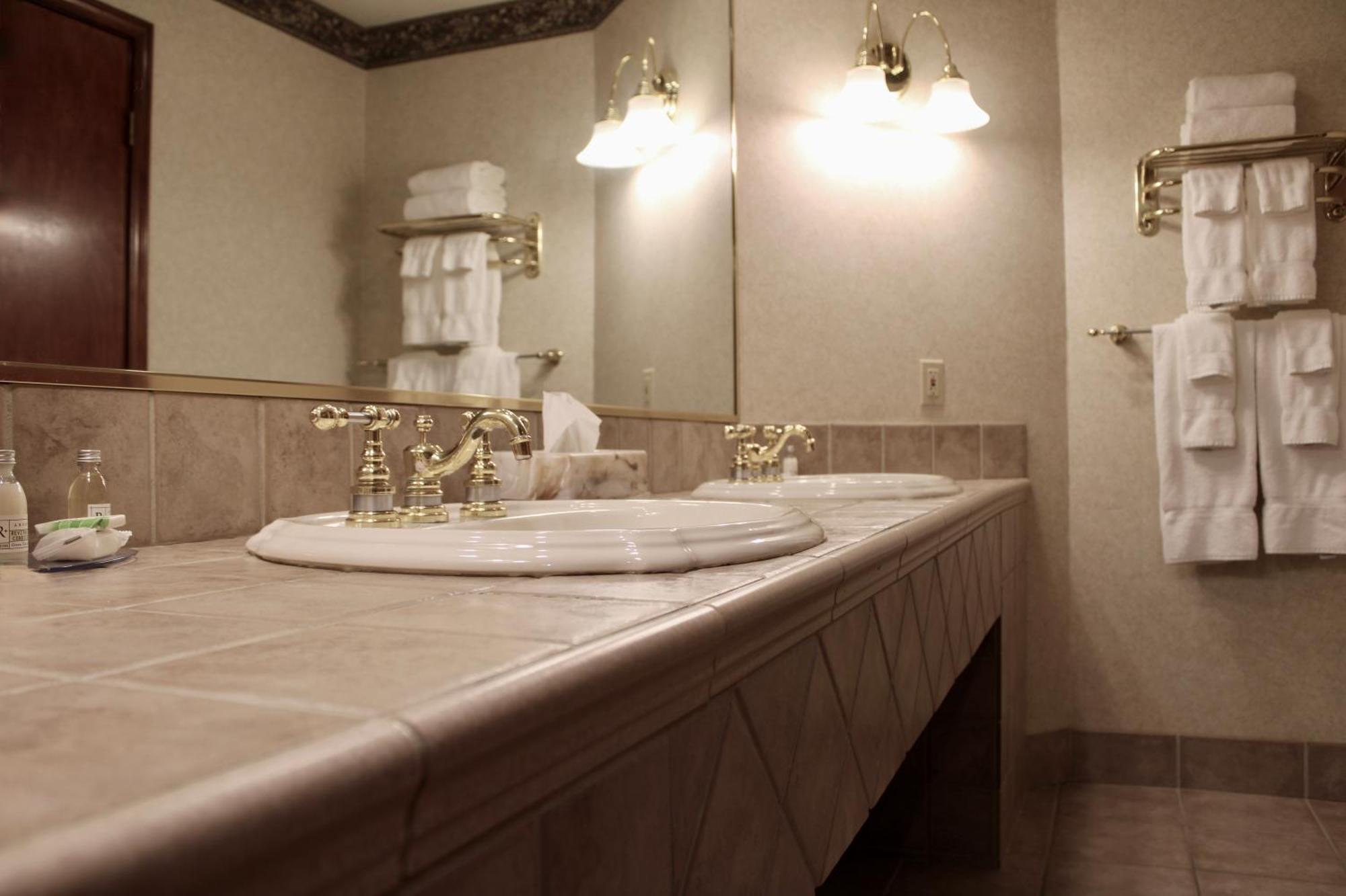 The Carlton Lodge Adrian Экстерьер фото
